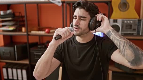 Musisi Muda Hispanik Duduk Meja Menyanyikan Lagu Studio Musik — Stok Video