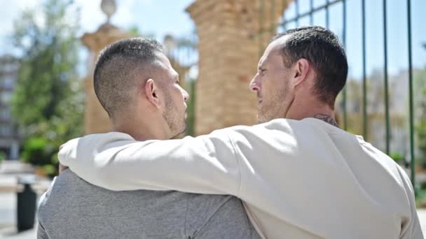 Dois Homens Casal Sorrindo Confiante Abraçando Outro Beijando Rua — Vídeo de Stock