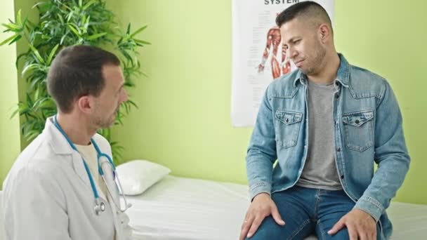 Dva Muži Doktor Pacient Objímají Jeden Druhého Mluvící Klinice — Stock video