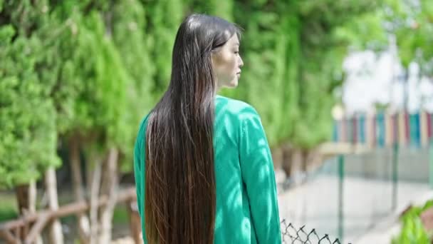 Jonge Chinese Vrouw Glimlachend Zelfverzekerd Staand Het Park — Stockvideo