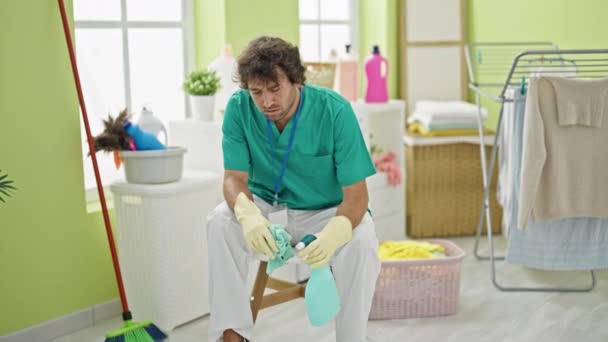 Junge Hispanische Mann Professionelle Reinigungskraft Müde Waschküche — Stockvideo