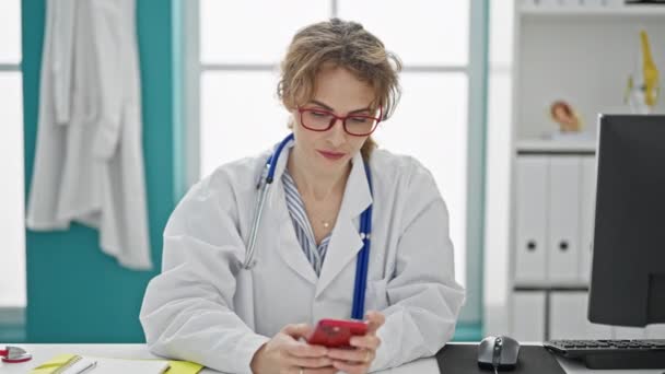 Ung Kvinna Läkare Med Smartphone Arbetar Kliniken — Stockvideo