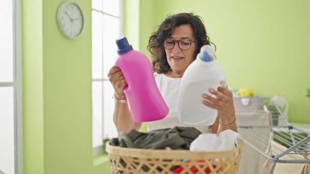 Mujer Hispana Mediana Edad Eligiendo Detergente Lavandería — Vídeo de stock