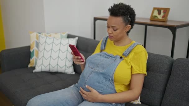 Mujer Embarazada Joven Usando Teléfono Inteligente Sentado Sofá Casa — Vídeos de Stock