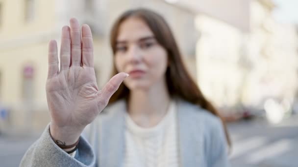 Joven Mujer Hispana Haciendo Stop Gesture Con Mano Calle — Vídeos de Stock