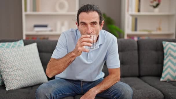 Homem Meia Idade Bebendo Copo Água Sentado Sofá Casa — Vídeo de Stock