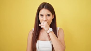 Sarı arka planda öksüren genç, güzel İspanyol kadın.