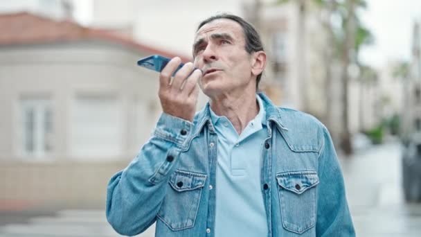 Medelålders Man Som Skickar Röstmeddelande Med Smartphone Gatan — Stockvideo