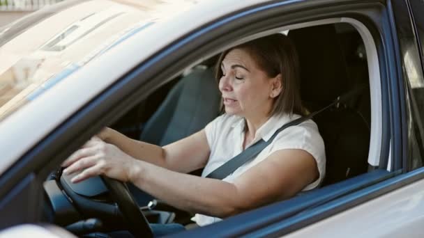 Mulher Hispânica Meia Idade Estressado Carro Condução Rua — Vídeo de Stock