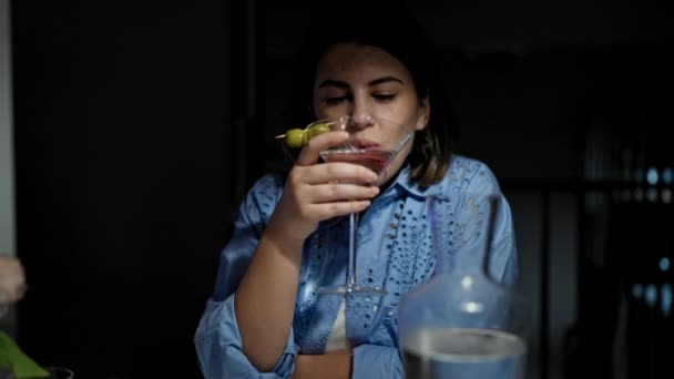 Jovem Mulher Hispânica Bonita Bebendo Uma Bebida Tropical Restaurante — Vídeo de Stock