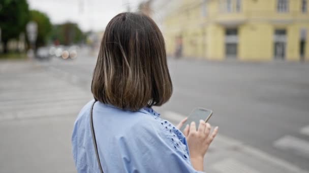 Jovem Mulher Hispânica Bonita Usando Smartphone Espera Táxi Nas Ruas — Vídeo de Stock