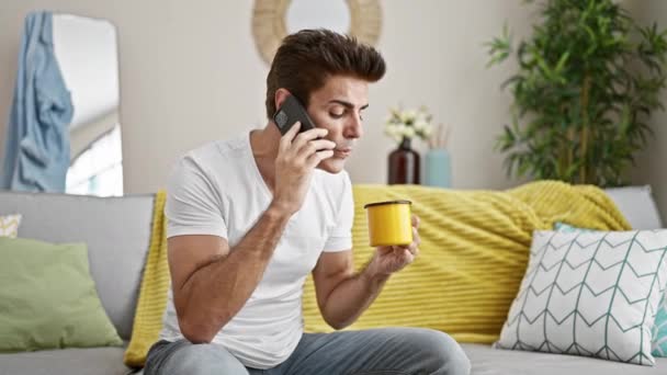 Genç Spanyol Adam Akıllı Telefondan Konuşuyor Evde Kahve Içerken Hava — Stok video