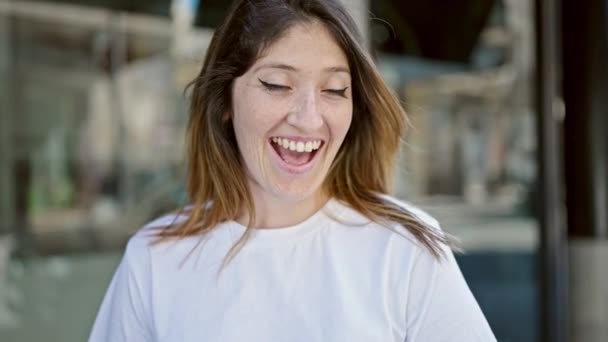 Joven Mujer Rubia Sonriendo Confiada Pie Calle — Vídeo de stock