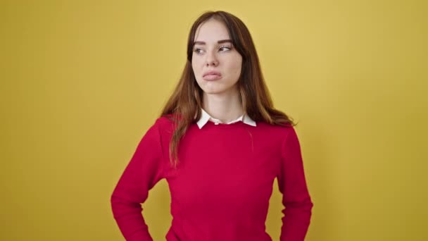 Jonge Spaanse Vrouw Gestrest Staande Geïsoleerde Gele Achtergrond — Stockvideo