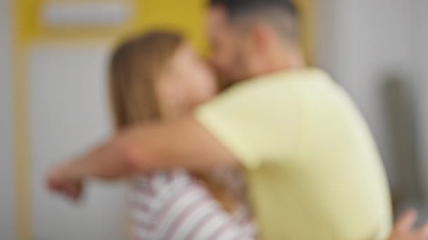 Homem Mulher Casal Abraçando Uns Aos Outros Recebendo Novas Chaves — Vídeo de Stock