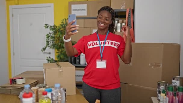 非裔美国妇女志愿者有信心地微笑着 在办公室里有视频通话 — 图库视频影像