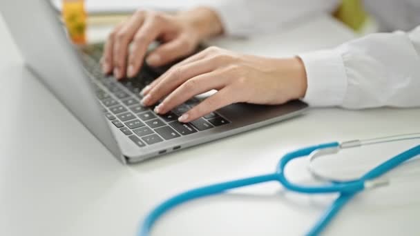 Jovem Chinesa Médico Usando Laptop Trabalhando Clínica — Vídeo de Stock