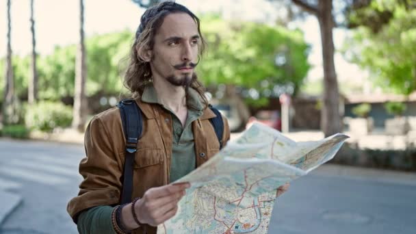 Jovem Hispânico Homem Turista Usando Mochila Procurando Mapa Cidade Parque — Vídeo de Stock