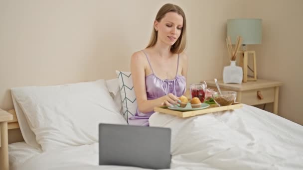Młoda Blondynka Mając Prezent Śniadanie Oglądanie Filmu Laptopie Sypialni — Wideo stockowe