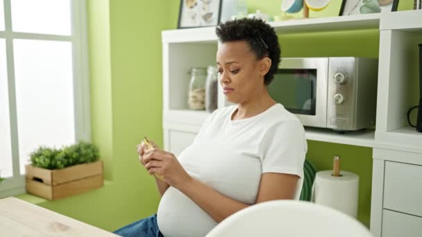 Wanita Hamil Muda Makan Pisang Duduk Meja Ruang Makan — Stok Video