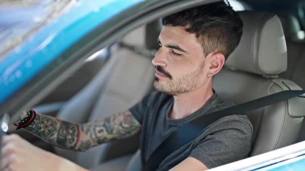 Jonge Spaanse Man Zit Auto Dansen Straat — Stockvideo
