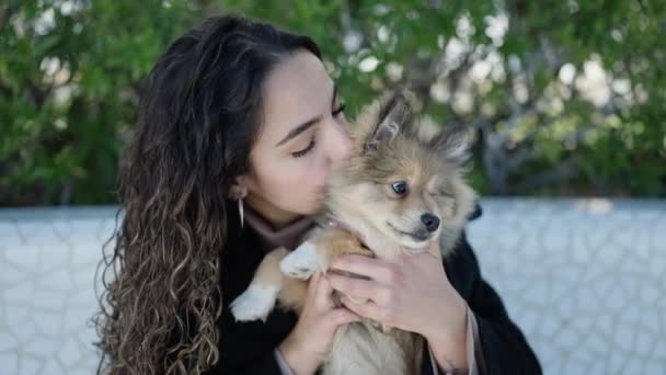 Молода Іспаномовна Жінка Собакою Посміхається Впевнено Сидить Лавці Цілується Парку — стокове відео