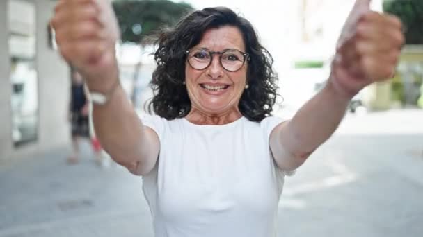 Mujer Hispana Mediana Edad Sonriendo Confiada Haciendo Buen Signo Con — Vídeos de Stock