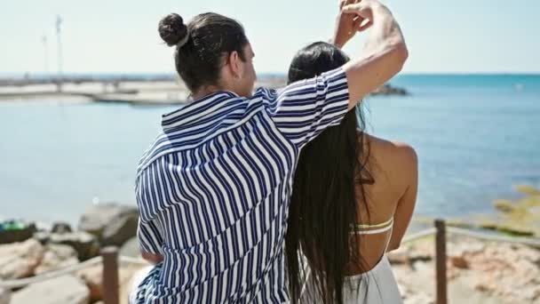 Erkek Kadın Çift Deniz Kenarında Birbirlerine Sarılıyorlar — Stok video