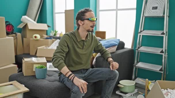 Jovem Hispânico Jogando Videogame Usando Óculos Realidade Virtual Nova Casa — Vídeo de Stock