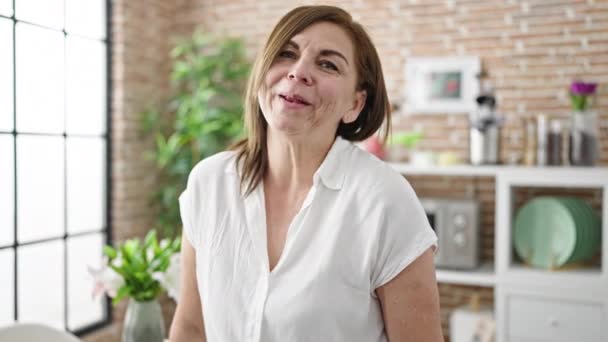 Medelålders Latinamerikansk Kvinna Som Talar Matsalen — Stockvideo