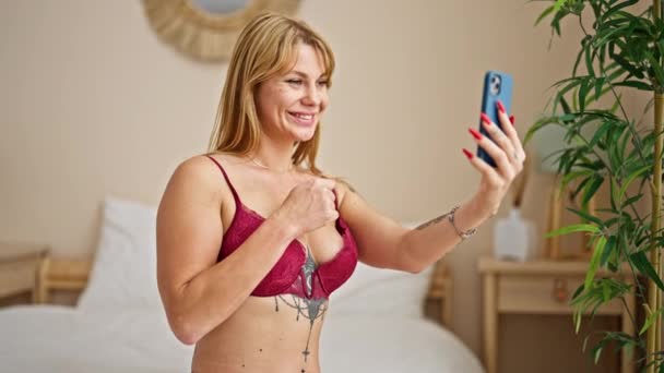 Ung Blond Kvinna Sensuella Underkläder Sitter Sängen Med Videosamtal Sovrummet — Stockvideo