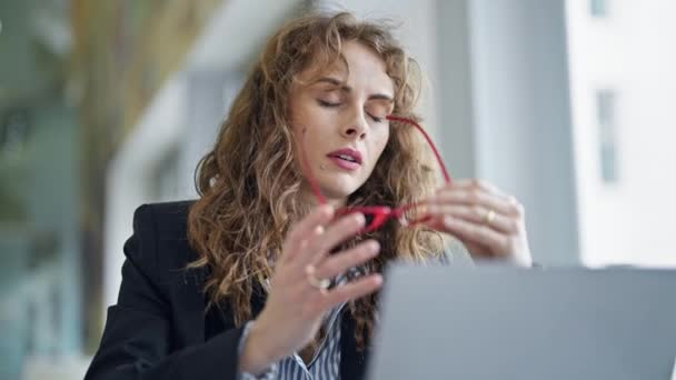 Młoda Kobieta Pracownik Biznesu Zdejmując Okulary Pracy Zestresowany Biurze — Wideo stockowe
