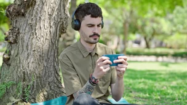 Fiatal Spanyol Férfi Mosolygós Magabiztos Videojáték Ünneplő Parkban — Stock videók