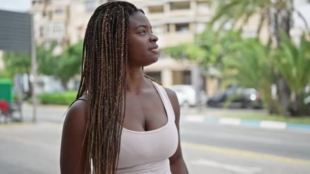 Afro Amerikaanse Vrouw Met Stuifmeelallergie Straat — Stockvideo