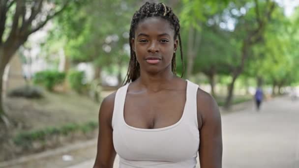 Afroamerikanerin Mit Allergie Hat Halsschmerzen Park — Stockvideo