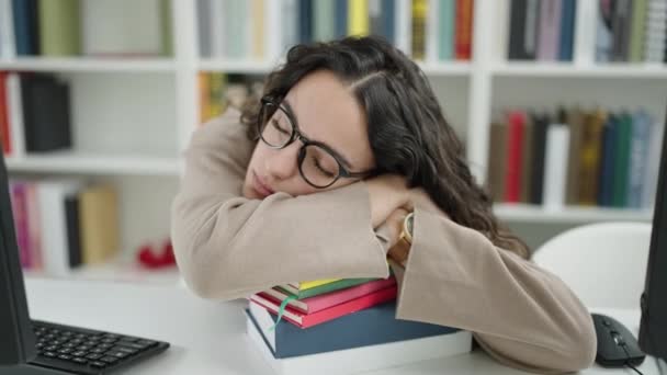 Jovem Bela Mulher Hispânica Estudante Dormindo Com Cabeça Livros Universidade — Vídeo de Stock