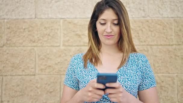 Jovem Loira Sorrindo Confiante Usando Smartphone Sobre Fundo Pedra Isolado — Vídeo de Stock