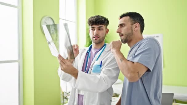 Két Férfi Orvos Egy Beteg Vigyorog Magabiztos Kinézetű Röntgen Klinikán — Stock videók