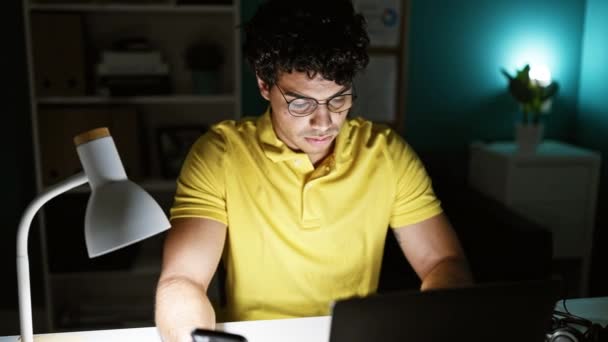 Ofiste Bilgisayar Akıllı Telefon Kullanan Genç Latin Bir Adamı — Stok video