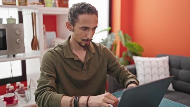 Jovem Hispânico Usando Laptop Sentado Mesa Sala Jantar — Vídeo de Stock