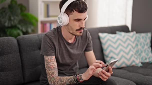 Joven Hispano Escuchando Música Relajado Sofá Casa — Vídeos de Stock