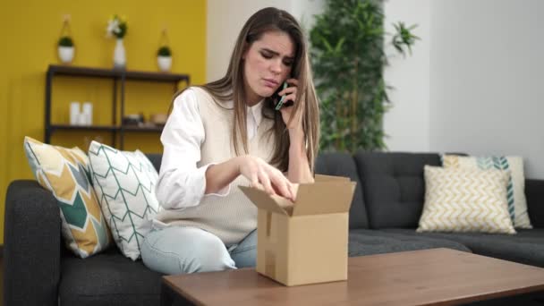 Jovem Bela Mulher Hispânica Falando Telefone Desembalando Caixa Papelão Casa — Vídeo de Stock