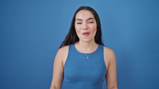 Ung Vacker Latinamerikansk Kvinna Står Med Överraskning Uttryck Över Isolerad — Stockvideo