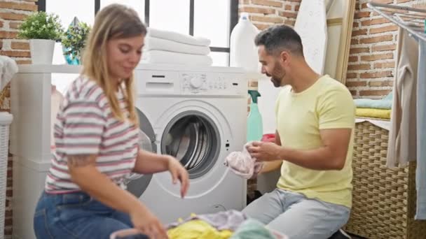 Man Woman Couple Smiling Confident Washing Clothes Laundry Room — Αρχείο Βίντεο