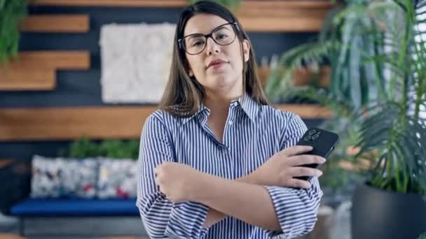 Ofiste Kollarını Kavuşturup Gülümseyen Gözlüklü Güzel Spanyol Kadın — Stok video