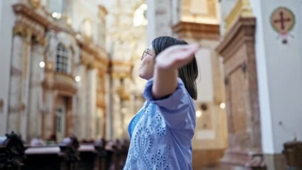 Młoda Piękna Latynoska Kobieta Odwiedza Kościół Otwartymi Ramionami Kościele Karola — Wideo stockowe