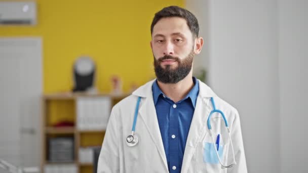 Junger Hispanischer Arzt Steht Mit Ernster Miene Und Sagt Nein — Stockvideo