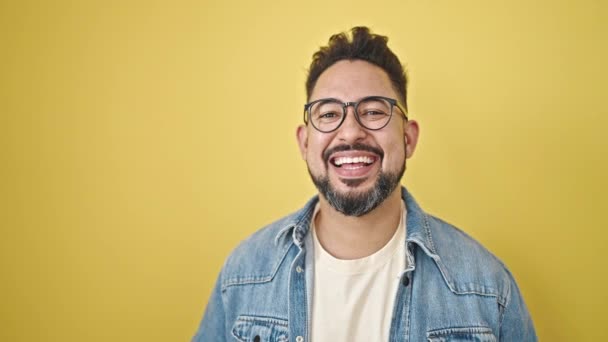 Joven Latino Sonriendo Confiado Pie Sobre Aislado Amarillo Fondo — Vídeos de Stock