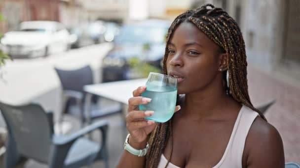 Africano Americano Mulher Beber Copo Água Sentado Mesa Pensamento Café — Vídeo de Stock