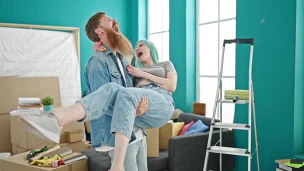 Erkek Kadın Çift Yeni Evlerinde Sevgililerini Kollarıyla Tutuyorlar — Stok video